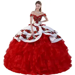 Vibrant off axel broderad 3d rosblommor quinceanera klänning mexikanska charro medaljonger vit och röd kvitten xv bollklänning wit334f