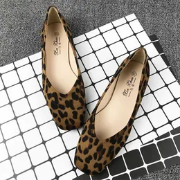 Sapatos sociais tamanho grande 34-44 padrão de leopardo dedo quadrado raso flocado sapatilhas de bailarina wowen sapatos femininos confortáveis mocassins 2020 L230721