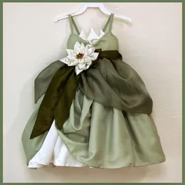 Vestidos de flor de espaguete verde exército para casamento 2017 feito à mão com babados de flores com contas para meninas vestidos de desfile sob medida para crianças 294W