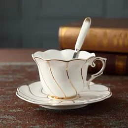 Kubki Znakomite Europa Kości China Puchar kawy i łyżka Zestaw ze złotym ceramicznym cappuccino popołudniowa herbata 230721