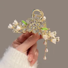 Berets Luxury Crystal Butterfly Hair Clip Pearl Tassel Claw for Girls Fashion الرائعة Shark Crab Accessoires 230721