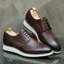 새로운 트렌드 유럽 스테이션 남성용 캐주얼 포인트 더비 신발 남성용 짠 패턴 로우 탑 남성 가죽 신발 1AA21