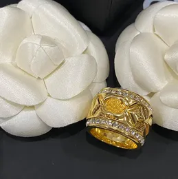 Clássicos Designer Marca Letra Banda Anéis Homens Mulheres Banhado a Ouro 18K Anel de Latão Oco de Prata Acrílico Amor Jóias de Casamento Luxo Escultura Fina Presente de Natal Tamanho 7