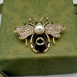 Знаменитый дизайн золотые пчелиные буквы Luxurys Desinger Brooch Women Athestone Жемчужная буква буквы броши костюм