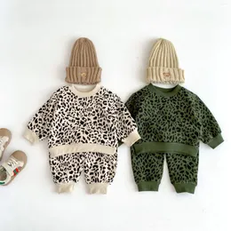 Zestawy odzieży 6956 garnitur dla niemowląt 2023 Autumn Cute Lovely Boy's Leopard Print Sweter spodni Pure Cotton Girl's Dwuczęściowy garnitur.