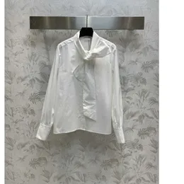 23SS Damen-Shirt, Damen-Designer-Kleidung, Stehkragen-Bluse, schlichtes, weißes, unregelmäßiges Luftschlangen-Langarm-Shirt mit Schnürung, hochwertige Damen-Kleidung a1