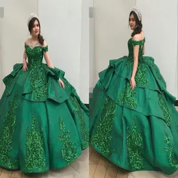 2022 Glitter Sequin Patterned Emerald Green Quinceanera Prom Dresses Mexican Charro XV Satin with Sleeves Ruched Ball Gown Formal 286b