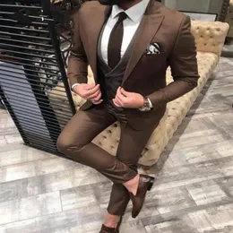 Fashion Brown Groom Tuxedos Peak Lapel Groomsmen Mens bröllopsklänning Utmärkt Man Jacket Blazer Business Surejacket Pants Vest Ti304P