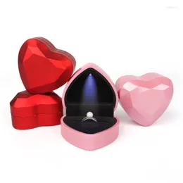 Sacchetti per gioielli Luxury Heart Shaped LED Light Wedding Ring / Necklace Box Gift Alta qualità Diamond Face Soft Plush