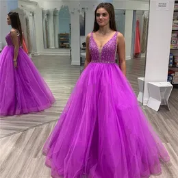 Lätt lila puffy quinceanera klänningar v hals svep tåg kristallpärlor långa formella kvällsfest klänningar för söta 15 vestidos de q252g