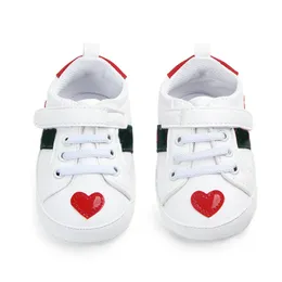 Baby First Walkers Designer Nowonarodzone sercem trampki Casual Buty Sofe Sole Prewalker Buty Buty Sports 0-18 Miejsce