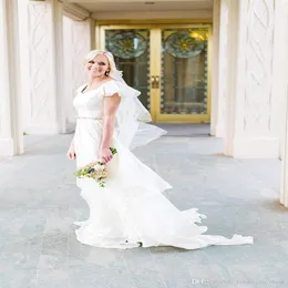 Flowy Chiffon Modest Wedding Dresses 2019 strand Kort ärmar Beaded Belt Temple Bridal klänningar Drottning Anne Neck Informal Reception D262B