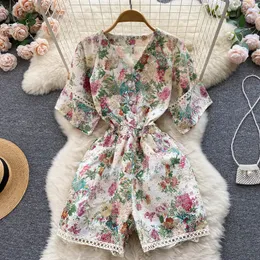 Kvinnors jumpsuits Rompers Retro broderi Elastisk midja jumpsuit för kvinnor 2023 sommar Ny casual blommig tryck ihålig ut spetslockning shorts playsuits