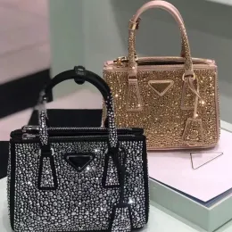 Süper tasarımcı lüks mizaç elmas dolu yıldız kadın cep telefon çantası 2023 Popüler dikey mini çanta tek omuz crossbody cüzdan festival çantası