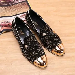 Sapatos casuais para padrinhos formais masculinos pretos de couro legítimo com borla sapatos de casamento para noivos dourados metálicos cravejados mocassins 265 W