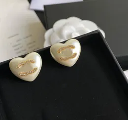 Designer di lusso Geometria Cuore Stud Donne di alta qualità Lettera di marca Orecchini Materiale in rame Strass di cristallo Orecchino di perla Placcato oro 18 carati Gioielli di Natale