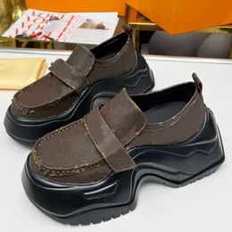 플랫폼 Loafer는 컬트 스니커즈를 유약 송아지 가죽 파도 형태로 컬트 스니커즈로 재창조합니다. 검은 고무 패션 로퍼