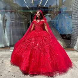 فساتين Quinceanera الحمراء 2024 ثوب الكرة الحلو 16 فستان مع كيب زين 3dflower pageant Vestido de 15 Anos Quinceanera