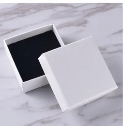 Vita svarta smycken lådor med armband och halsband högkvalitativ presentförpackning 10x10x3,5 cm