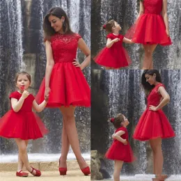 Geogrous Red Mother and Daughter Dress med kort spets Applique Sexig backless juvelhals formell promklänningar293r