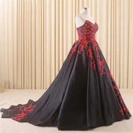 Suknia balowa gotycka czarne sukienki ślubne bez rękawów bez rękawów czerwone koronkowe aplikacje gorsetowe tylne sukienki dla nowożeńców
