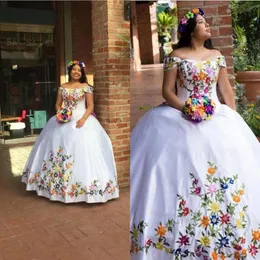 2022 Off Shoulder Charro Quinceanera Dresses Plus Size Vintage Embroidered Satin Ball Gown Evening Prom Sweet 15 Dress268Q