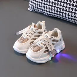 Açık Led Light Up çocuk spor ayakkabılar nefes alabilen aydınlık koşu ayakkabıları kız bebek kız ayakkabıları spor yürüyüş ayakkabıları çocuk çocuk ayakkabıları