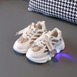 LED في الهواء الطلق LED UP KIDS SNAIKERS TREASTIBLE Luminous Running Shoes Baby Girls Natgual Shooth Sports Walking Walking Childler Shoidler Shoes