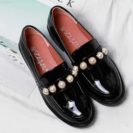 Klänningskor 2020 Patentläderpärlor Oxfords Women Shoes British Derby Shoes For Woman Flats Pearl Slip On ADD Cashmere Loafers Storlek 34-42 L230724
