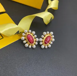 Brincos de pérola de imitação de charme Brinco de marca de designer de luxo com design de luxo Material de cobre banhado a ouro 18K Presilha de orelha feminina Jóias de casamento