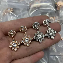 Flickor Nya brev Ear Studs Studded Floral Tassel Flower Earrings Fashion Simplicity Women smycken Wedding Present With Box