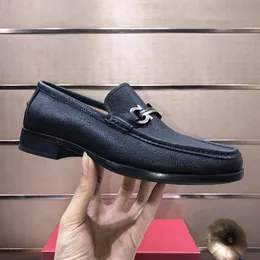 2023 Model Men designer loafers skor lyxiga italienska klassiker guld moccasins klädskor svart äkta läder kontor bröllop walk drivskor storlek 38-45