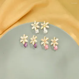 ぶら下がりイヤリングuerユニークな樹脂の花のための花の贈り物豪華なジルコンゴールドカラーブラス高品質のファッションジュエリー