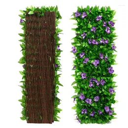 Dekorativa blommor konstgjorda trädgårdsstaket faux murgröna integritetsskärm blad med violet blommor dekoration utomhus hem bakgrund dekor balkong