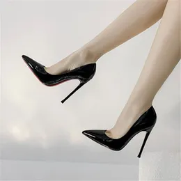 Отсуть обувь 2023 Женские роскошные насосы красные блестящие дно заостренные пальцы черные высокие каблуки тонкие каблуки 12 см сексуальные свадебные вечеринки.
