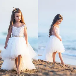 Neuankömmling 2019 Strand High Low Tüll Blumenmädchenkleider für Hochzeiten Transparente Flügelärmel Spitzenapplikationen Perlenschärpe Kommunion D222T