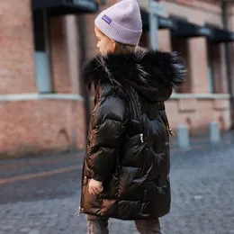 ダウンコートキッドガールズ服のファッションフード付きコート大きな毛皮の襟の冬濃い暖かいダウンジャケットメッドレングススノースーツ4〜14歳のHKD230725