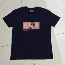 Mäns T-shirts släpper Kith Tshirts 1 1 Kvalitet Box Letter Tryckt Kort ärm toppar överdimensionerade kausal bomullskit t-shirt för män kvinnor 230724