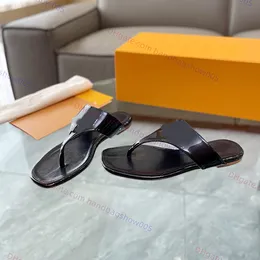 Lyxdesigner skor kvinnor tofflor skakar mode fast reflekterande godis färg läder platt flip flops sommar utomhus avslappnade sandaler med ruta 35-41