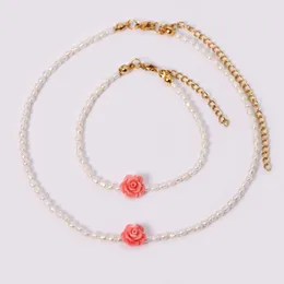 Halskette-Ohrringe-Set KBJW Romantischer kleiner Perlenschmuck in Reisform, echte 2,5–3 mm Süßwasser-Hellrosa-Rosen-Blumen-Charm-Armband