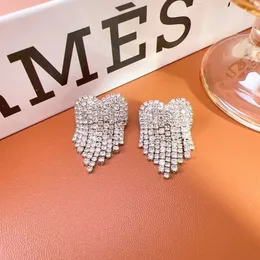 Nappa d'amore incastonata con diamante pieno di zirconio senza fori per le orecchie, clip per osso dell'orecchio per orecchini e orecchini con zirconi di fascia alta e scintillanti dal design di nicchia femminile