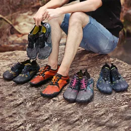 Sapatos de água com os pés descalços sapatos de cinco dedos para caminhadas de verão sapatos de água para homens ao ar livre leve Aqua Fitness praia upstream sapatos tênis 230724