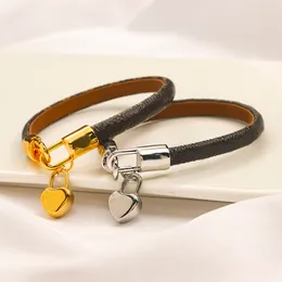 Braccialetti d'oro di alta qualità per le donne di lusso Braccialetti d'oro per le donne Bracciale in ecopelle di design Accessori per regali di nozze da donna Y23206