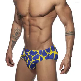 Roupa de banho masculina europeia e americana Ins Style Linha irregular Cuecas estampadas Shorts de natação fashion fitness justo secagem rápida