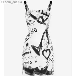 Grundläggande avslappnade klänningar Luxury Brand Designer Dress Fashion Miniskirt DG Graffiti Print Dress Snabbtorkning av andning AMERICAN WOMENS KLÄDER Z230726