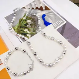 Europe America Fashion Pärlor kedja halsband armband män kvinnor silverfärg metall graverade v bokstäver pärlor smycken set m0996a m01157
