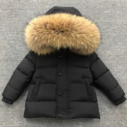 Płaszcz Down Kids Winter Down Kurtka Super Big Futro Kołnierz Zgębienie ciepłej warstwy marszaru krótka płaszcz Baby Boys Girls Wiek 1-13Y Snowsuit HKD230725