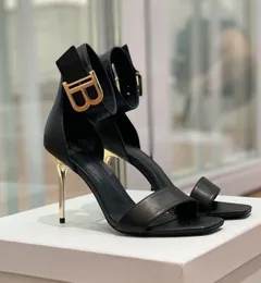 Balencigaa Sandals شهيرة التصميم أحذية Uma Women B-Embilishing Calf Suede Gold محفورة على الكعب العالي فستان الزفاف الأنيقة المصارع المصارع EU35-42