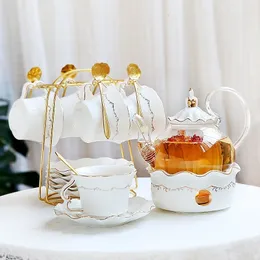Filiżanki herbaty popołudniowy garnek ceramiczny i filiżanka spodka łyżka świeca ogrzewania szklane czajni