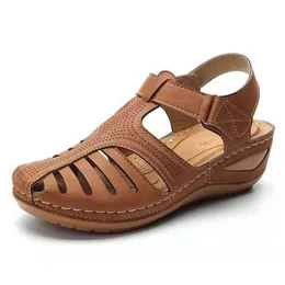 2023 Sandalen im römischen Stil mit Keilabsatz, einfarbig, große runde Zehenloch-Sandalen für Damen, modische Luxus-Sommerschuhe